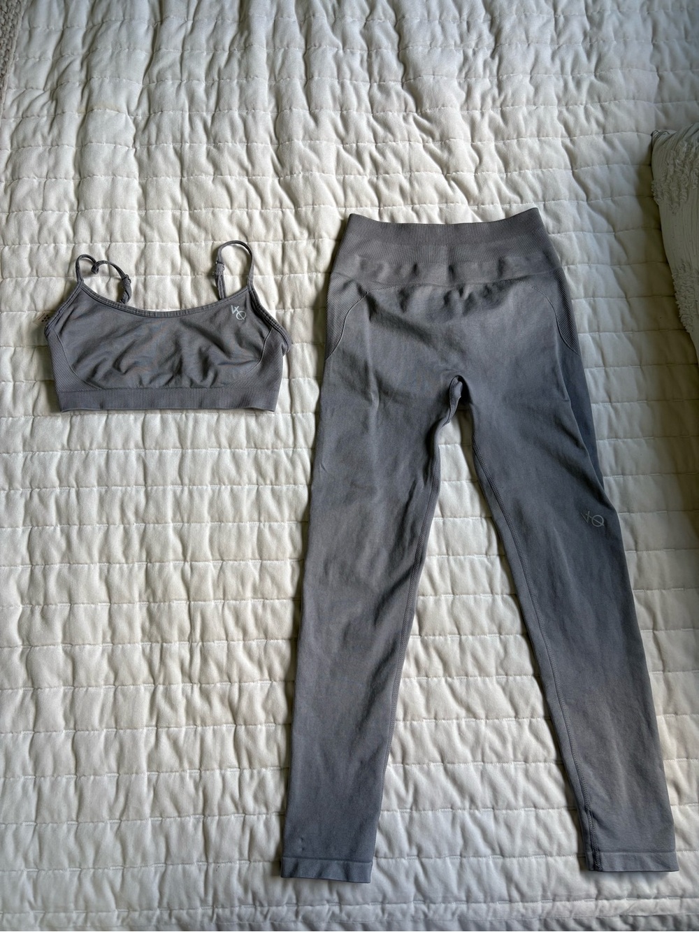 Vanquish Gray Athletic Leggings and Sports Bra Set